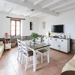 4 Bedroom Awesome Home In Saint-Pe-De-Leren Dom wakacyjny *