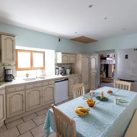 4 Bedroom Cozy In Hébergement de vacances Saint-Pée-de Léren