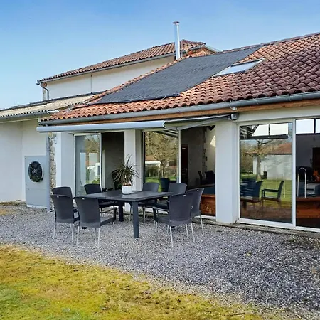 4 Bedroom Cozy In Prázdninový dům *
