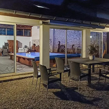 4 Bedroom Cozy In Prázdninový dům *