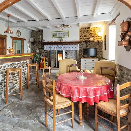 4 Bedroom Cozy In Holiday home Saint-Pe-de-Leren
