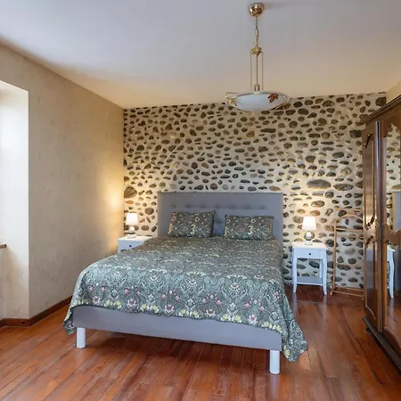 4 Bedroom Cozy In Saint-Pe-de-Leren